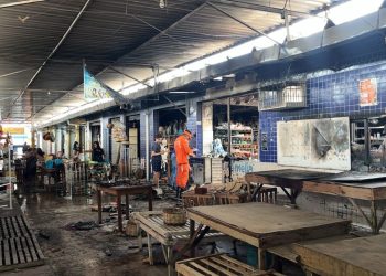 Incêndio com explosão de fogos em boxes  mobiliza Corpo de Bombeiros e assusta feirantes e clientes no Mercado CEAPA, em Paulo Afonso
