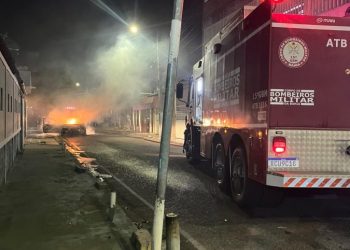 Corpo de Bombeiros atua em incêndio de veículo no Centro de Paulo Afonso
