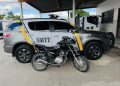 Motocicleta com escapamento irregular é apreendida pela SMTT após denúncia de barulho excessivo em frente a escola de Delmiro Gouveia
