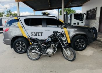 Motocicleta com escapamento irregular é apreendida pela SMTT após denúncia de barulho excessivo em frente a escola de Delmiro Gouveia