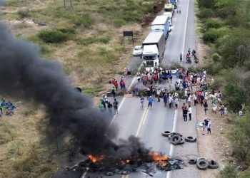 Indígenas bloqueiam BR-423, na altura de Maria Bode, contra o Marco Temporal