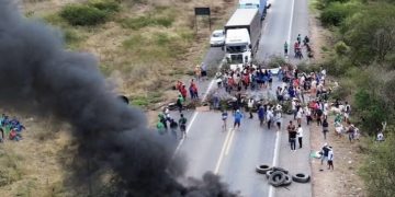 Indígenas bloqueiam BR-423, na altura de Maria Bode, contra o Marco Temporal