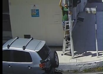 Semáforos desligados e fio rompido: imagens mostram homem mexendo em equipamento no Centro de Paulo Afonso; prefeitura registra boletim por dano