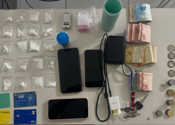 Duas mulheres são conduzidas à delegacia após apreensão de drogas em Paulo Afonso