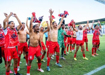 Seleção de Paulo Afonso vence Tucano por 1 a 0, garante liderança invicta e faz a festa no Alonsão