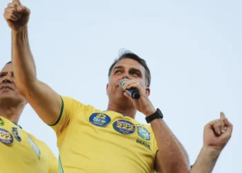 Flávio confirma debate na Globo e afirma: “É com Lula que eu quero debater”
