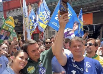 Após polêmica, Flávio Bolsonaro segura imagem de Nossa Senhora Aparecida durante agenda em São Paulo