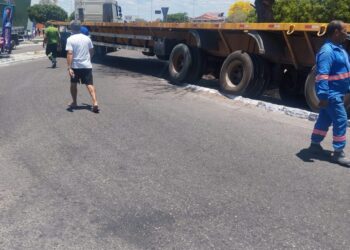 Carreta de grande porte tem dificuldade para manobrar e causa congestionamento na Avenida Apolônio Sales, informa GTRAN