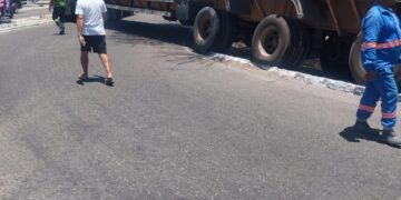 Carreta de grande porte tem dificuldade para manobrar e causa congestionamento na Avenida Apolônio Sales, informa GTRAN