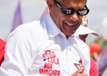 Jerônimo Rodrigues “mete dança” durante caminhada de campanha em Paulo Afonso