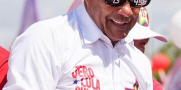 Jerônimo Rodrigues “mete dança” durante caminhada de campanha em Paulo Afonso