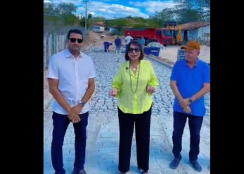 Prefeita Vilma Negromonte acompanha obra de pavimentação no povoado Olhos D’Água do Souza