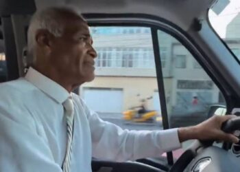 Pastor Sargento Isidório usa van para dar carona a eleitores em Salvador