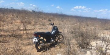 Polícia Militar apreende espingarda após suspeitos fugirem para área de mata na zona rural de Paulo Afonso