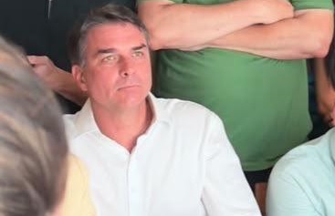 Vídeo mostra Flávio Bolsonaro comemorando quando ultrapassou Lula durante a apuração