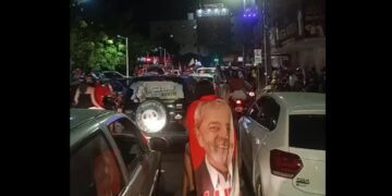 Apoiadores de Lula tomam o centro de Paulo Afonso após vitória histórica