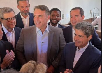 ACM Neto anuncia apoio a Flávio Bolsonaro no segundo turno e diz que vai mobilizar grupo político na Bahia