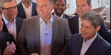 ACM Neto anuncia apoio a Flávio Bolsonaro no segundo turno e diz que vai mobilizar grupo político na Bahia