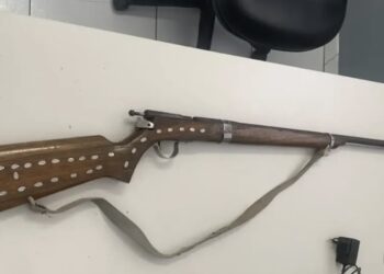 Polícia Militar apreende espingarda após suspeitos fugirem para área de mata na zona rural de Paulo Afonso