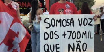 Ato em apoio a Lula reúne jovens, estudantes e militantes em Paulo Afonso; veja imagens