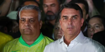Flávio Bolsonaro chama resultado de “sacanagem”, diz que não reconhece derrota e fala em anulação